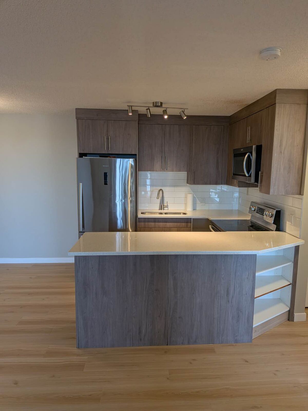 Calgary 2 bedrooms Condo Unit for rent. Property photo: 519433-1