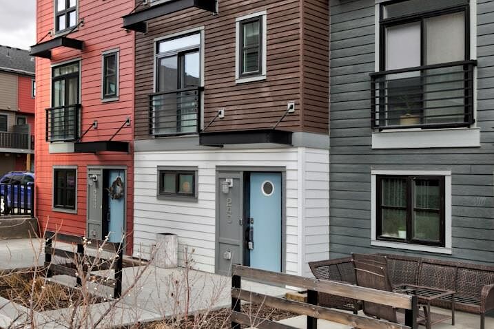 Calgary 3 + Den bedrooms Townhouse for rent. Property photo: 519464-1