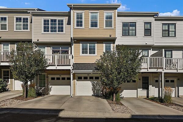 Beautiful 3 Storey Townhouse with 2 Bed, 1.5 Bath & Double Garage