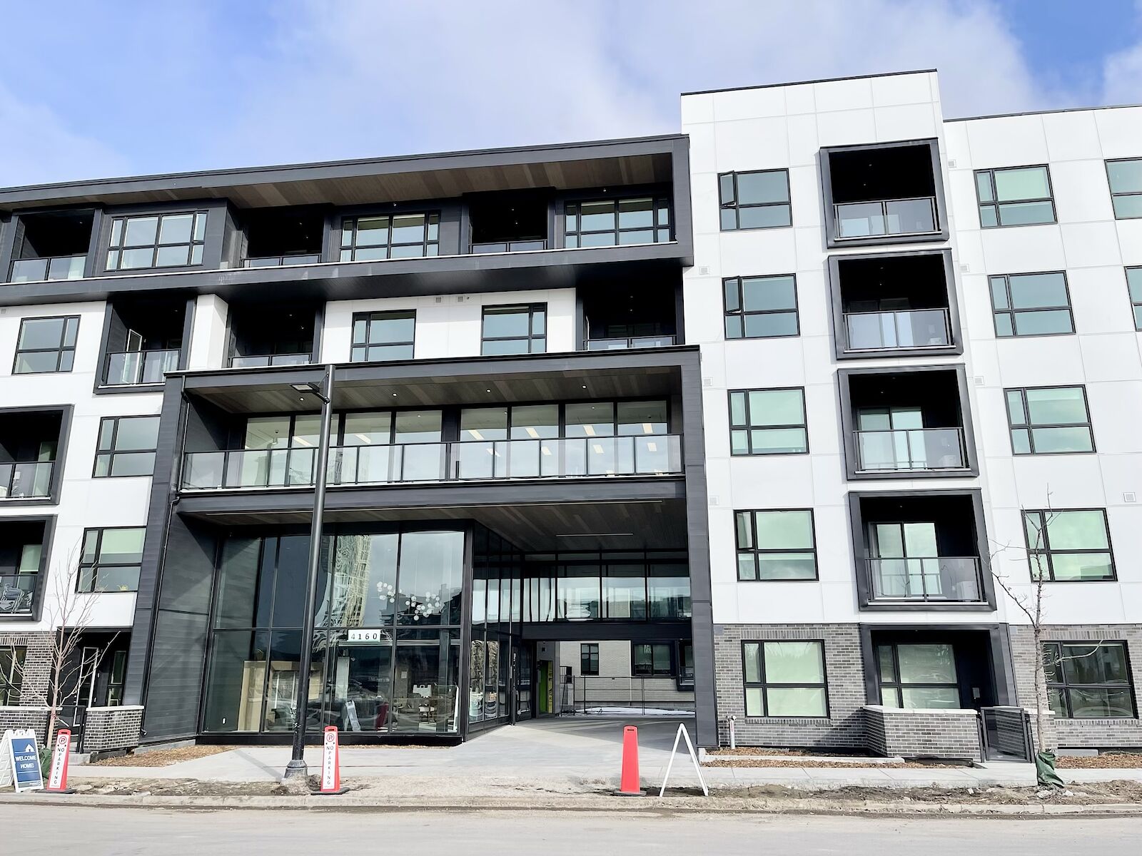 Calgary 2 bedrooms Condo Unit for rent. Property photo: 520592-1
