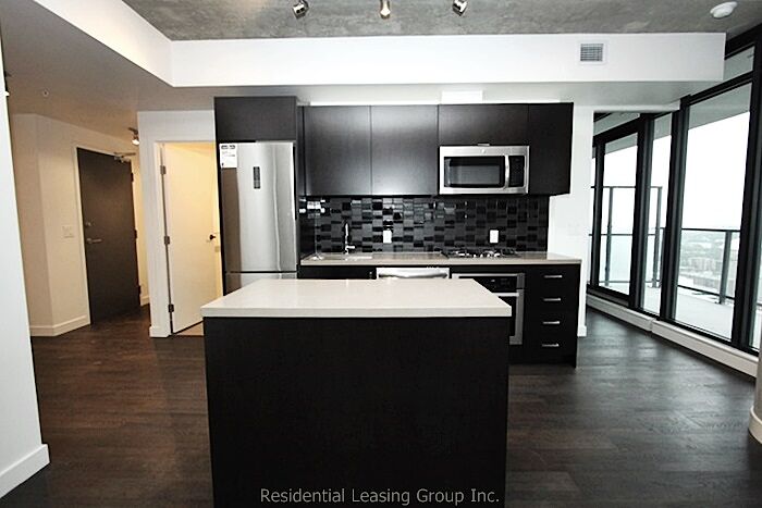 Calgary 2 bedrooms Condo Unit for rent. Property photo: 524211-1