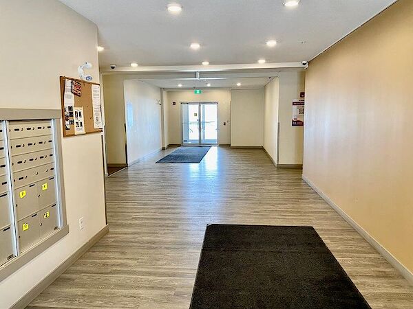 Calgary 1 + Den bedrooms Condo Unit for rent. Property photo: 524777-3
