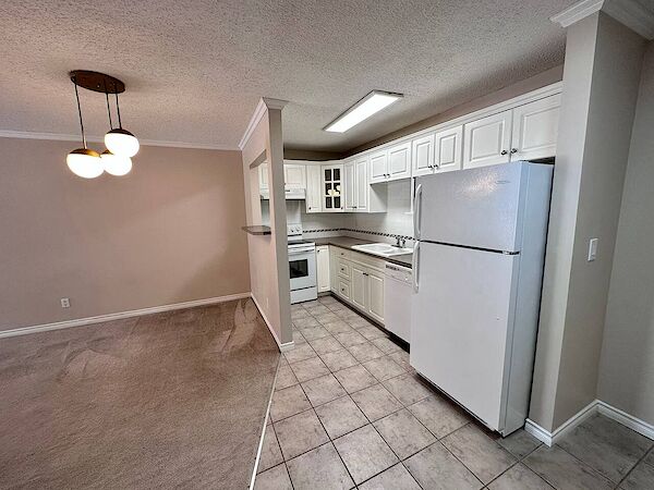 Calgary 2 bedrooms Condo Unit for rent. Property photo: 526379-2