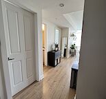 2 Bed 1 Bath top floor/corner unit apartment in fantastic Brentwood location