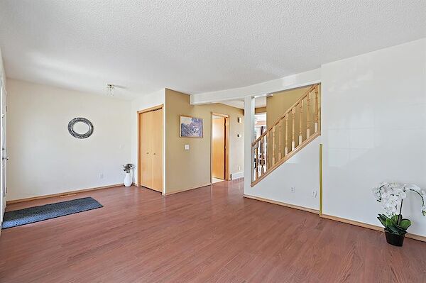 Calgary 3 + Den bedrooms House for rent. Property photo: 528459-3