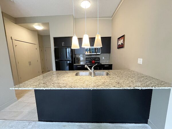 Calgary 1 + Den bedrooms Condo Unit for rent. Property photo: 528654-2