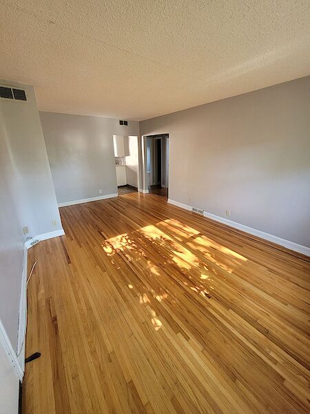 Calgary 2 bedrooms Condo Unit for rent. Property photo: 528944-2