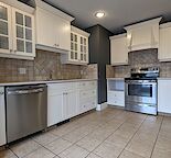 3 Bedroom Bungalow - Main Floor - 10 Minutes to Downtown