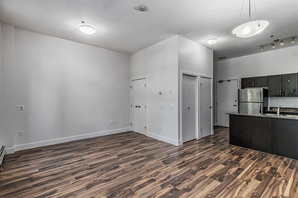 Calgary studio Condo Unit for rent. Property photo: 530074-1