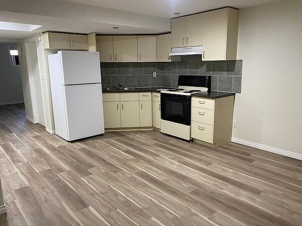 Calgary studio Basement for rent. Property photo: 530447-2