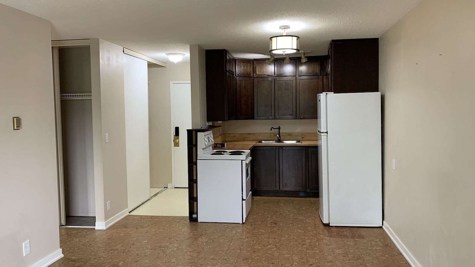 Calgary 1 bedroom Condo Unit for rent. Property photo: 530907-1