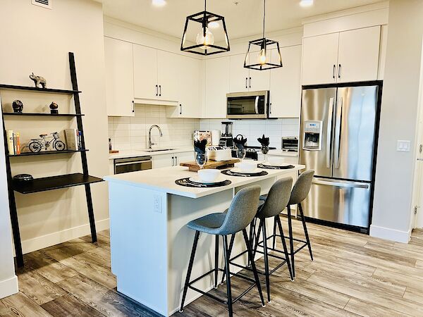 Furnished executive condo south facing 2 bedroom, walking distance to amenities!