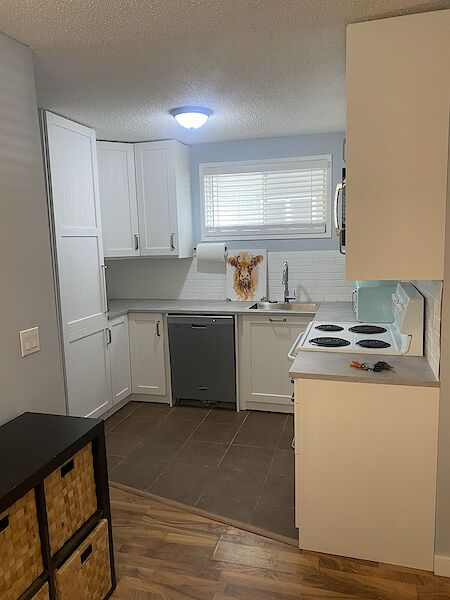 Large 2 bedroom suite in Marda Loop