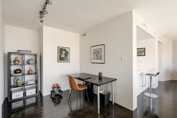 Calgary 1 + Den bedrooms Condo Unit for rent. Property photo: 533292-3