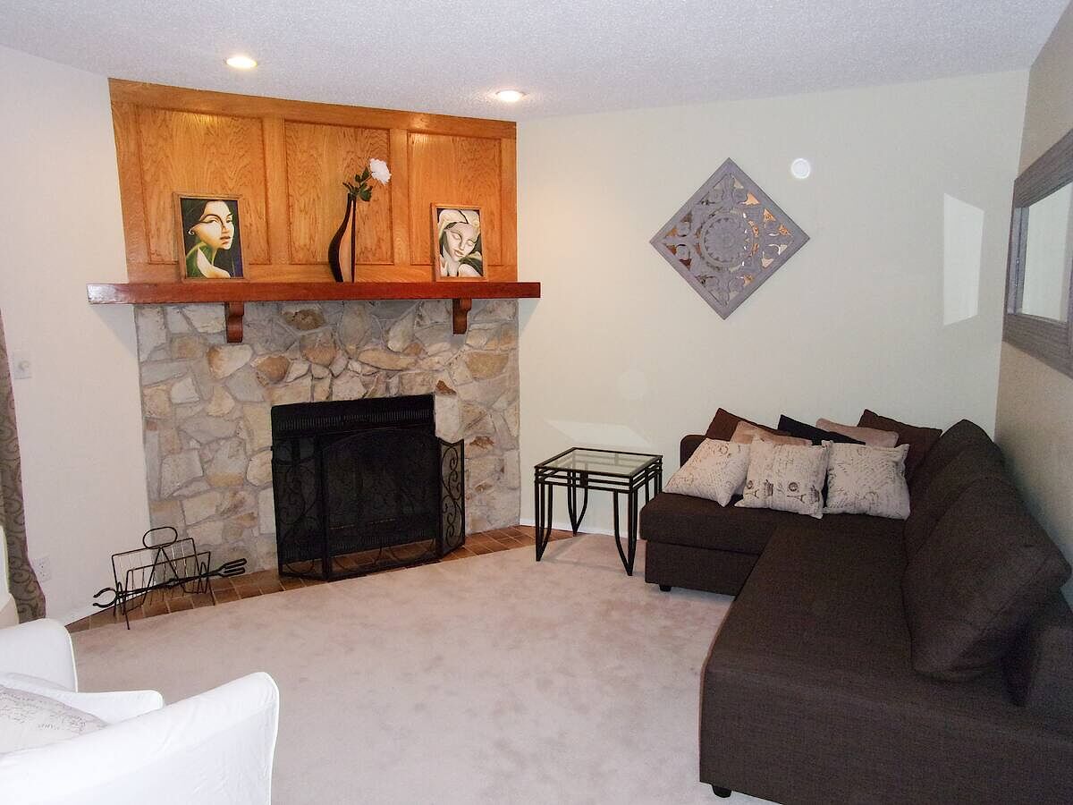 Calgary 2 + Den bedrooms Townhouse for rent. Property photo: 533570-1