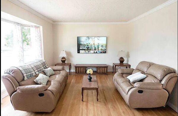 Calgary 6 bedrooms House for rent. Property photo: 533943-3