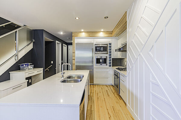 Calgary 3 + Den bedrooms Condo Unit for rent. Property photo: 538134-3