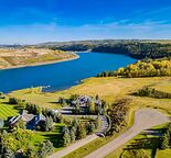 Emerald Bay Luxury Retreat offers a hot tub, sauna, gym, and steam room
