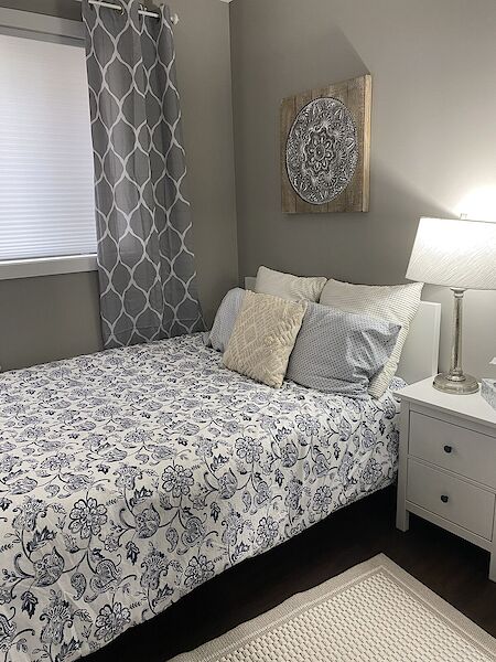 PRIVATE FURNISHED LARGE ROOM WITH PRIVATE ENSUITE CENTRAL AIRDRIE