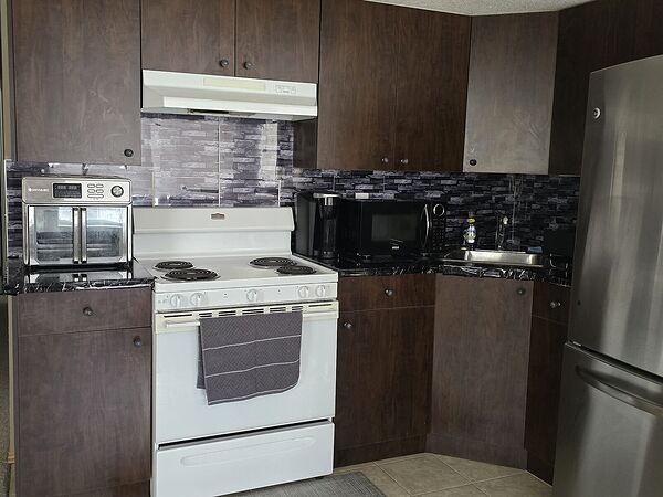 Spacious Fully Furnished Basement Suite with gym - 9 Minutes from YYC Airport