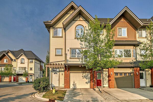 Cozy 3 Bedroom 2.5 Bath Corner Unit Townhome - Location Location Location