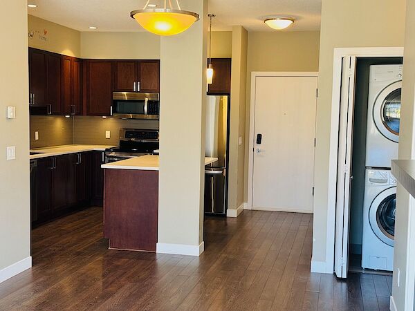 Calgary 2 + Den bedrooms Condo Unit for rent. Property photo: 542100-2