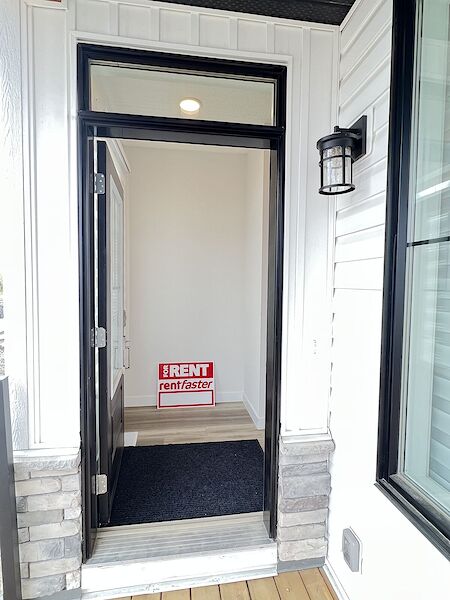 Calgary 3 + Den bedrooms Main Floor for rent. Property photo: 543809-2