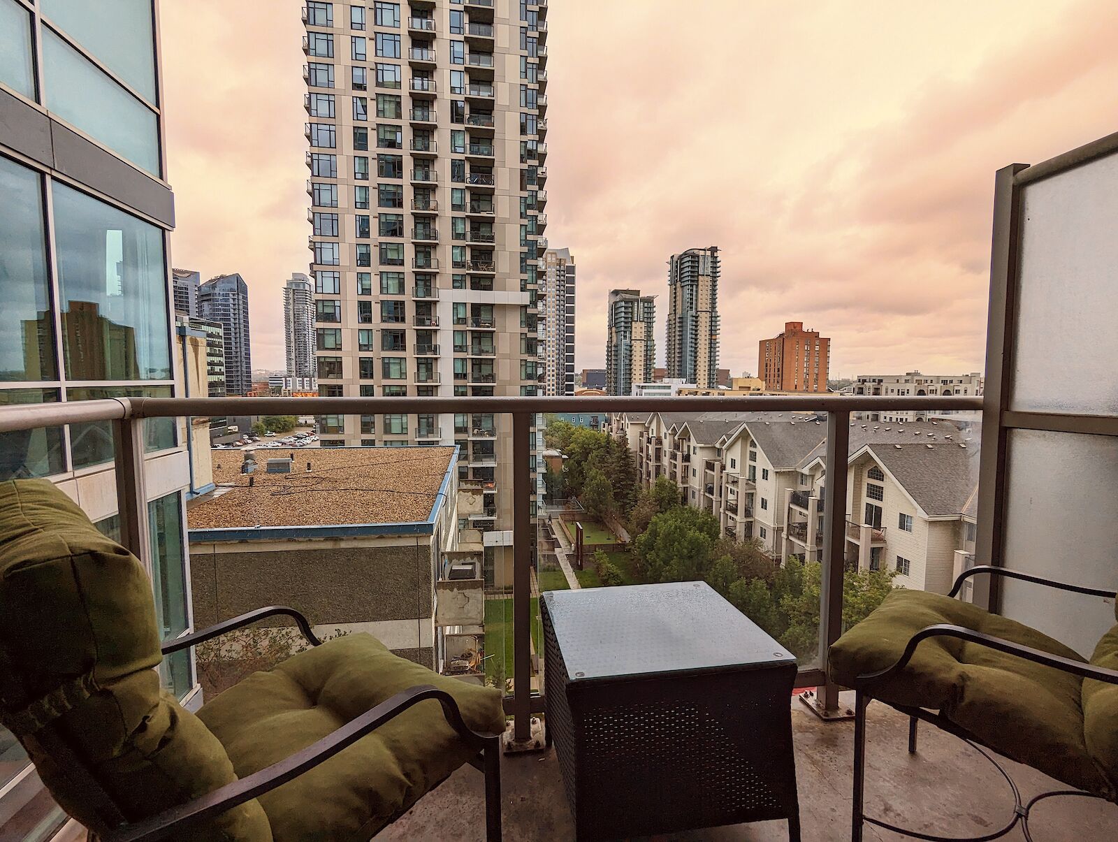 Calgary 2 bedrooms Condo Unit for rent. Property photo: 543932-1