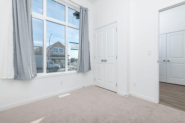 Calgary 4 + Den bedrooms Main Floor for rent. Property photo: 545732-3