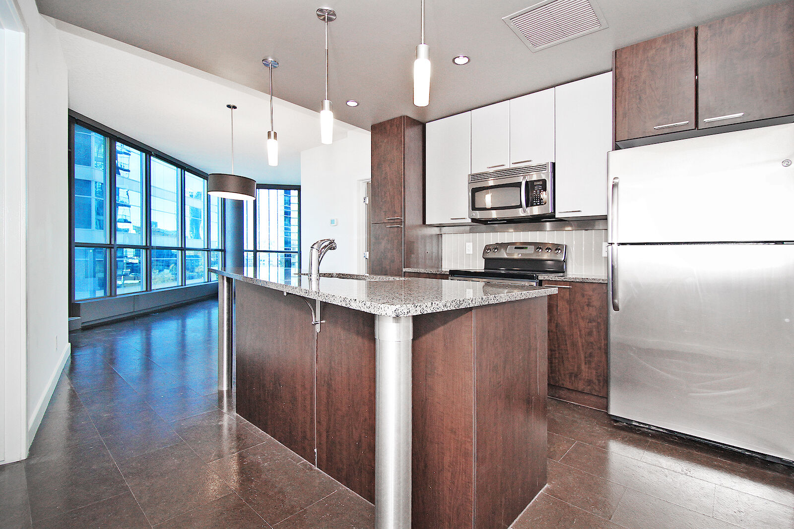Calgary 2 bedrooms Condo Unit for rent. Property photo: 546045-1