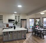 Beautiful place, with lots of light and windows. Excellent location.