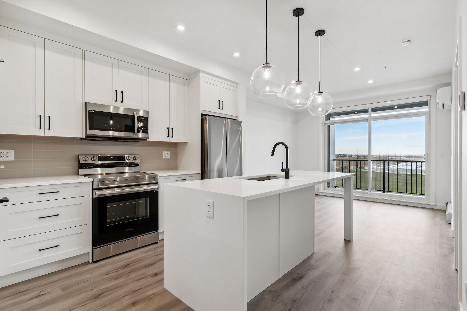 Calgary 2 bedrooms Condo Unit for rent. Property photo: 546838-1