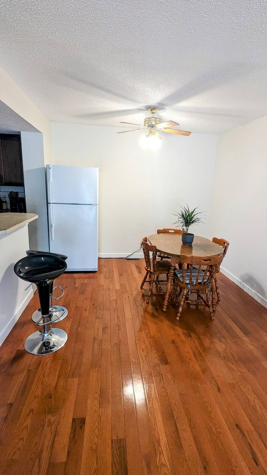 Calgary 3 bedrooms Townhouse for rent. Property photo: 547168-1