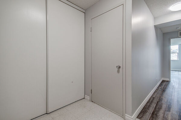 Newmarket 4 bedrooms Apartment for rent. Property photo: 547457-3