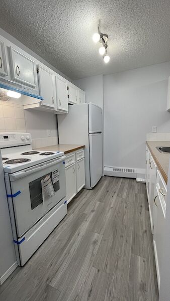 Calgary studio Condo Unit for rent. Property photo: 547874-3