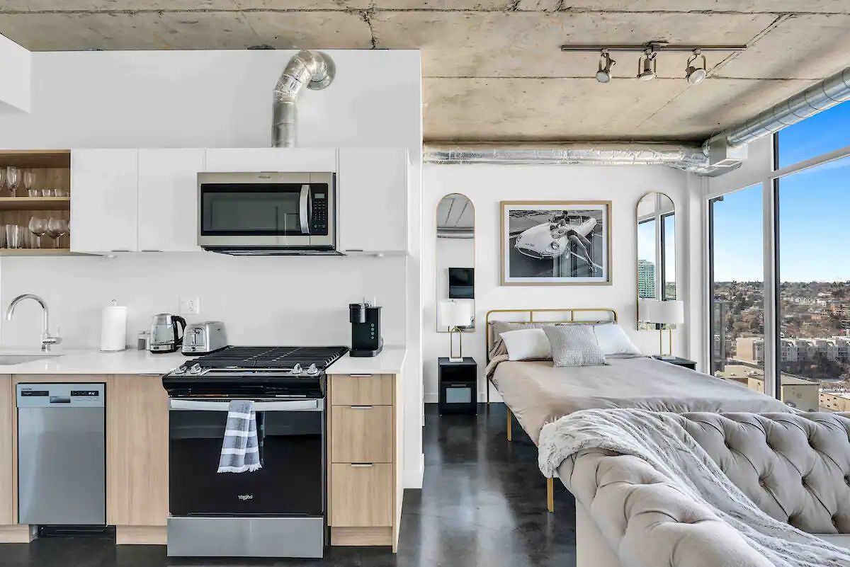 Calgary studio Condo Unit for rent. Property photo: 548413-1