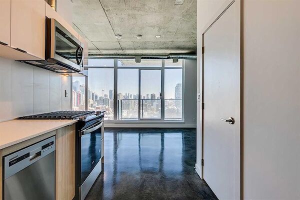 Calgary studio Condo Unit for rent. Property photo: 548413-2
