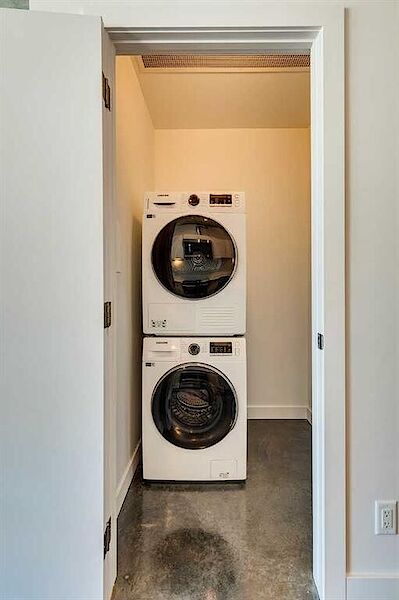 Calgary studio Condo Unit for rent. Property photo: 548413-3