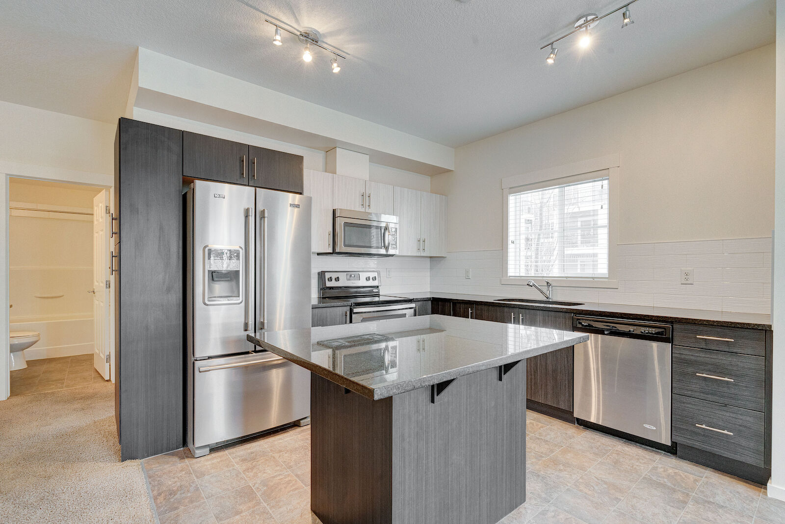 Calgary 2 bedrooms Condo Unit for rent. Property photo: 549448-1