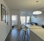 Unfurnished 1 bedroom condo with 1.5 bathroom, 8 mins to Dtown. Available 03/27