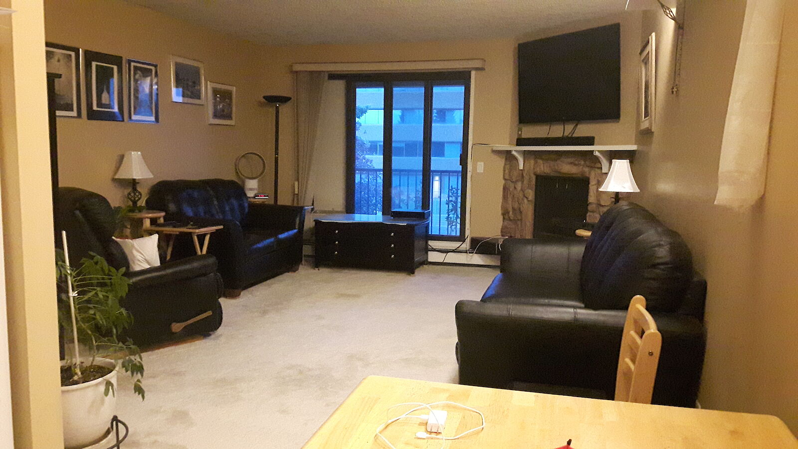 Calgary 1 bedroom Condo Unit for rent. Property photo: 550809-1