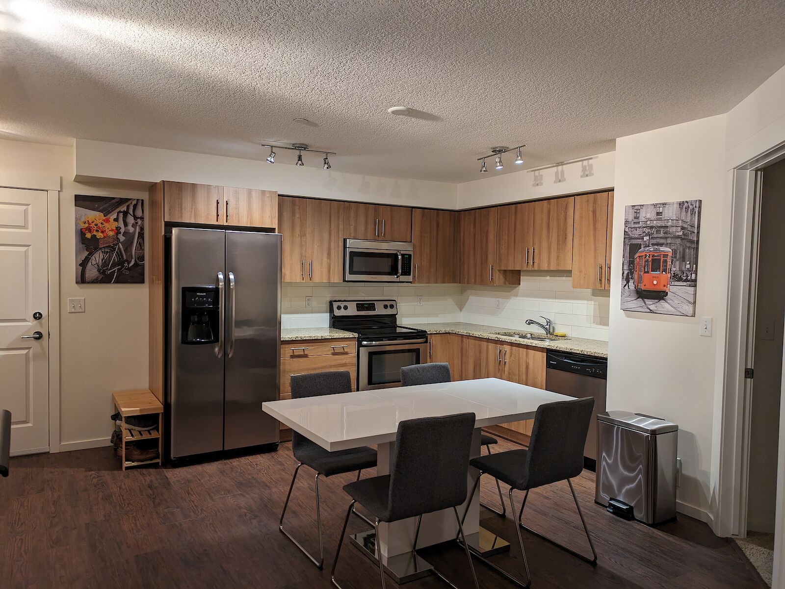 Calgary 2 bedrooms Condo Unit for rent. Property photo: 551535-1