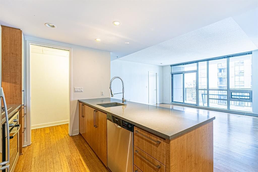 Calgary 2 bedrooms Condo Unit for rent. Property photo: 554576-1