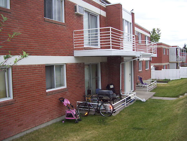 Calgary 2 bedrooms Room For Rent for rent. Property photo: 555432-2