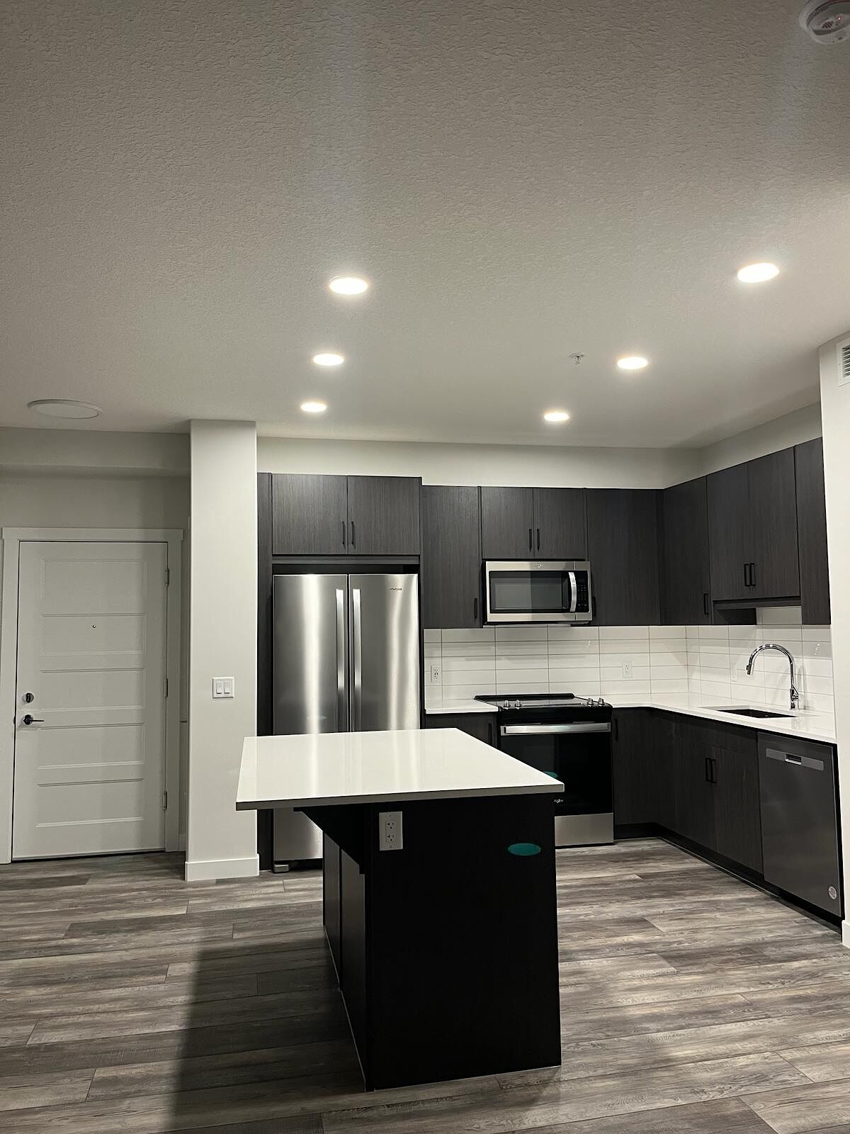 Calgary 2 bedrooms Condo Unit for rent. Property photo: 555723-1