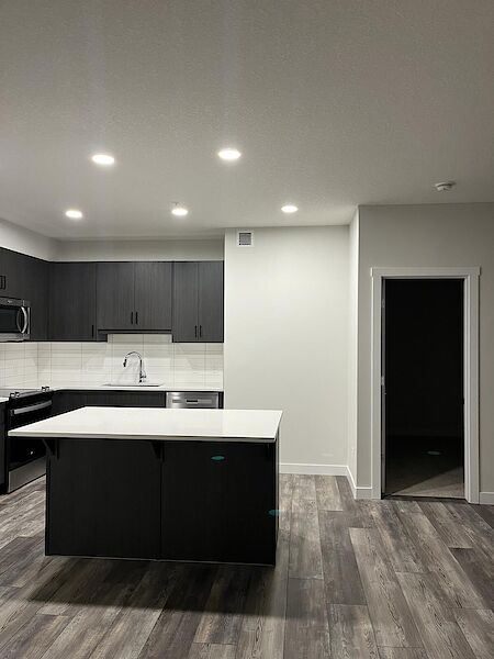Calgary 2 bedrooms Condo Unit for rent. Property photo: 555723-2