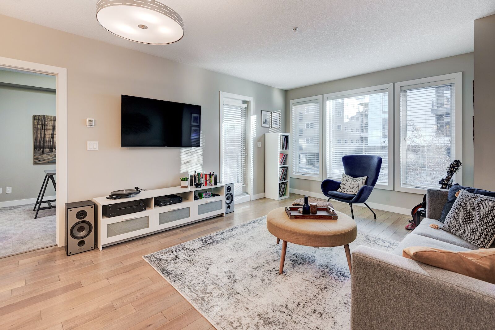 Calgary 2 bedrooms Condo Unit for rent. Property photo: 556345-1