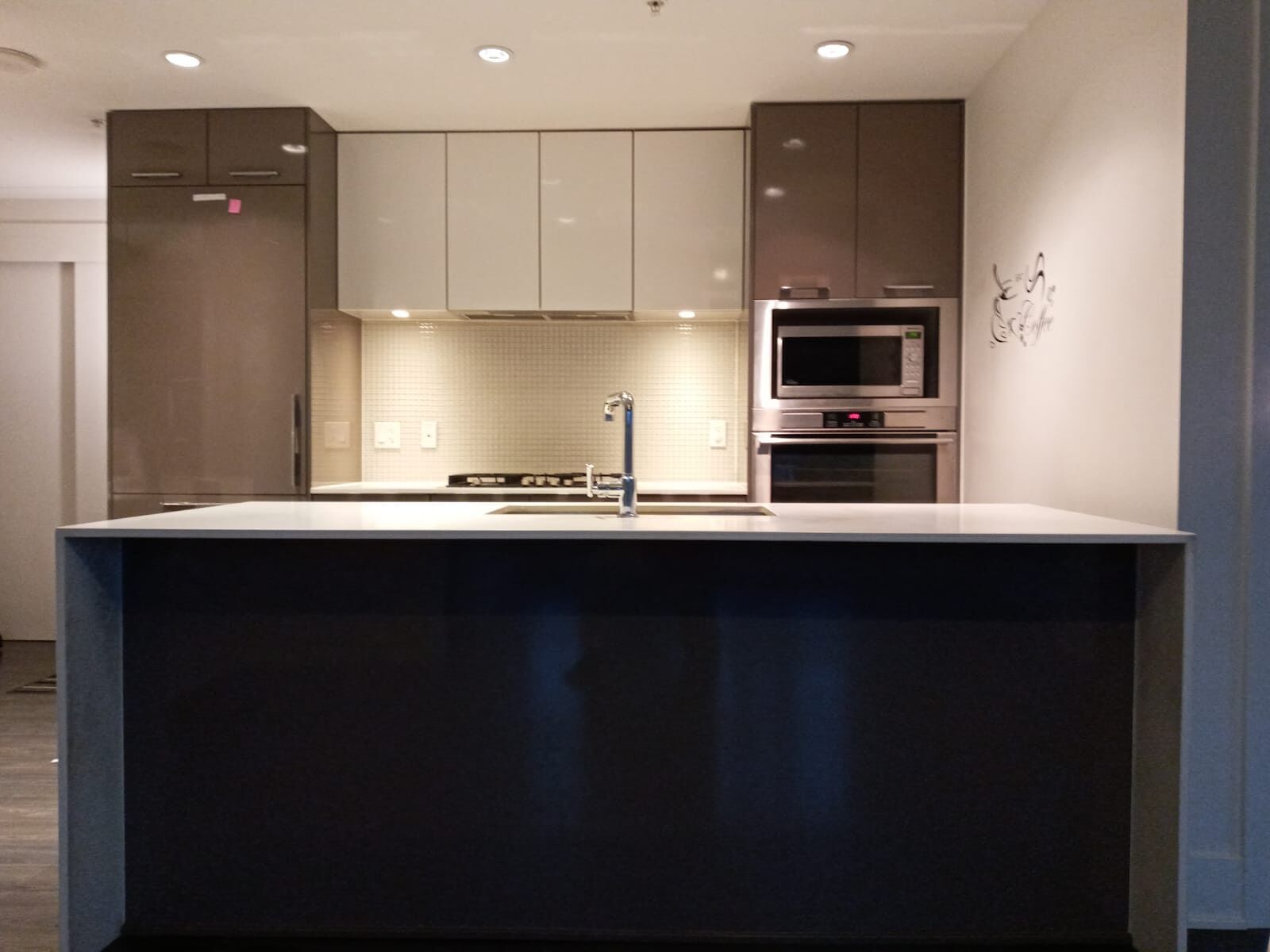 Calgary 2 + Den bedrooms Condo Unit for rent. Property photo: 558073-1