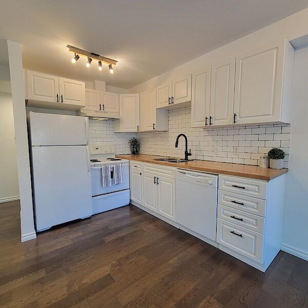 RENOVATED Corner Unit | 1 Bedroom/1 Bathroom unit downtown (Sunalta)