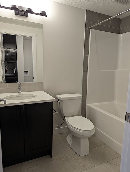 Calgary 2 bedrooms Condo Unit for rent. Property photo: 558870-3